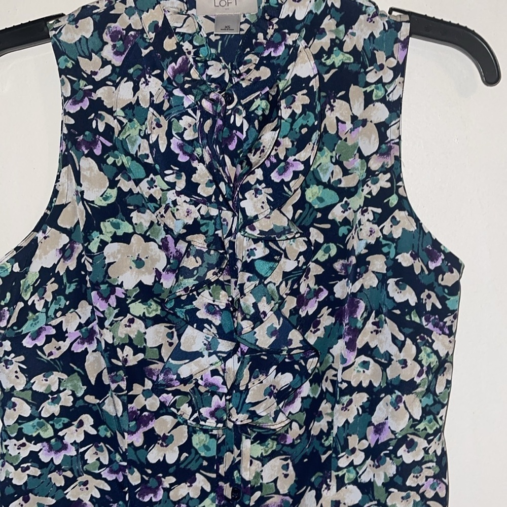 🌺LOFT SLEEVELESS FLORAL RUFFLE NECK BLOUSE - Picture 2 of 4
